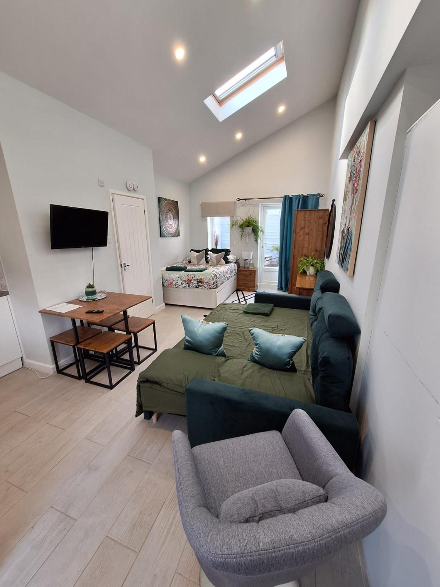 New, Stylish Studio Flat With Private Patio And Free On-Street Parking Check Out At 11Am Bournemouth Exterior photo